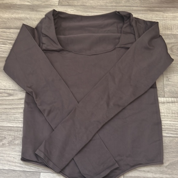 Skims Essential Long Sleeve Scoop Neck - Picture 8 of 10